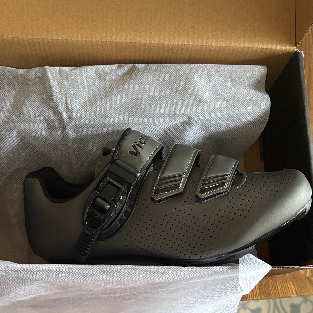 NEW- never worn-  Cycling Shoes - size 40